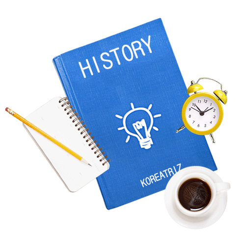 HISTORY라고 써있는 책위에 노트와 연필 테이블 시계와 커피가담긴 커피잔이 있는 그림